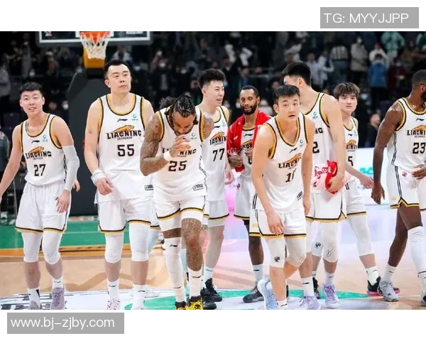 重庆篮球队配合问题引发热议球迷与专家观点交锋解析